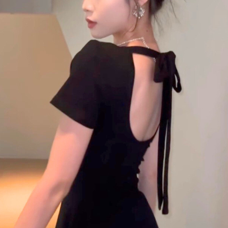 女性らしい抜け感を演出する半袖×リボン付きの黒ワンピース。カフェデートにもおすすめ