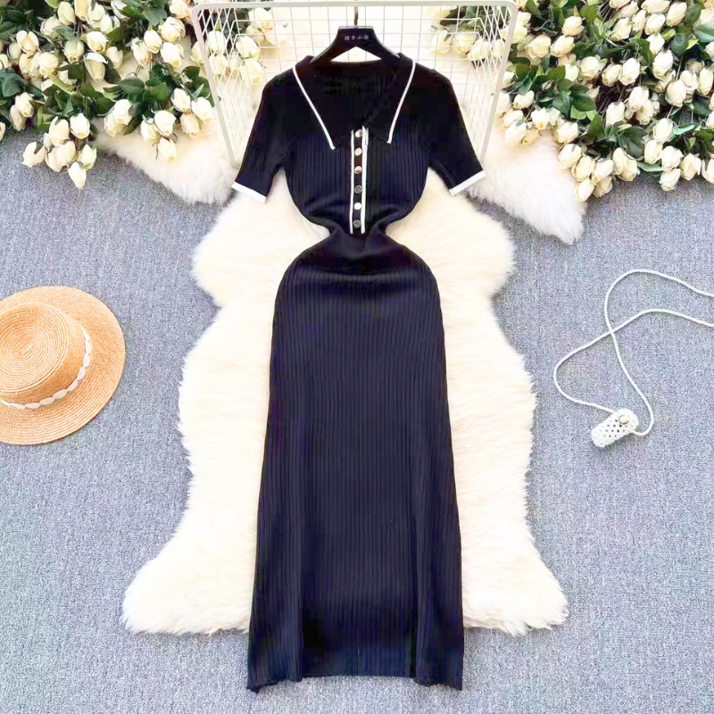 フラットレイで見せるブラック×アイボリーの2トーンリブワンピ|大人の夏服