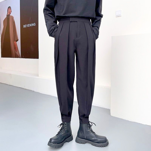 黒のベルクロ仕様ジョガーパンツを着用した30代メンズコーデ(秋冬向け)