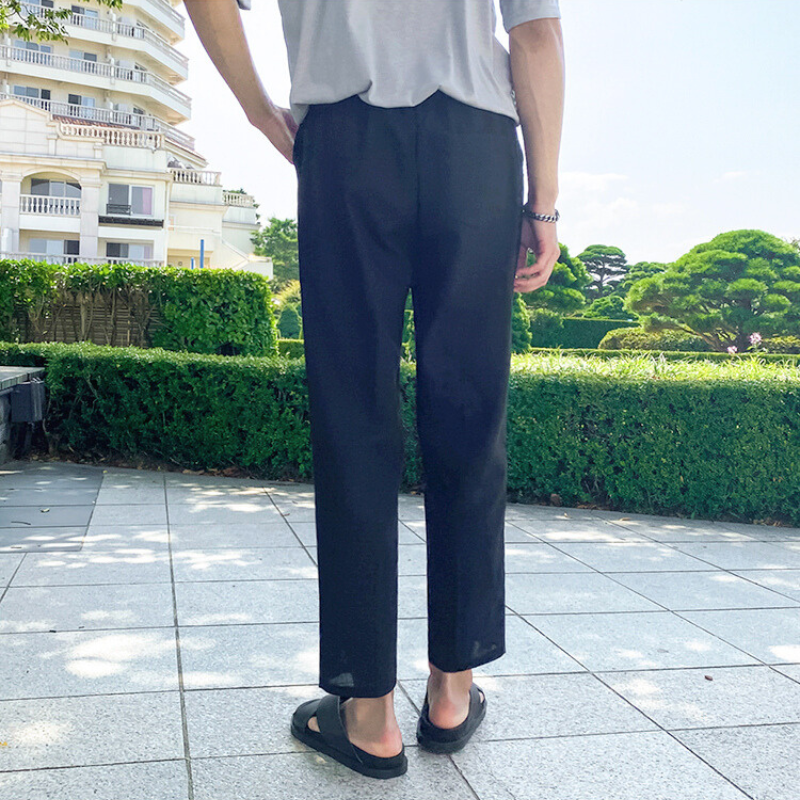 街歩きにも対応する上品な黒パンツコーデ(バックスタイル)