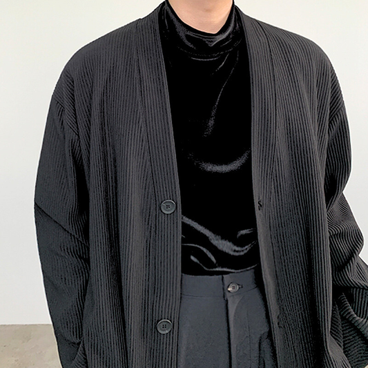 プリーツ素材のカーディガンジャケットをシンプルに着こなした大人の黒コーデ