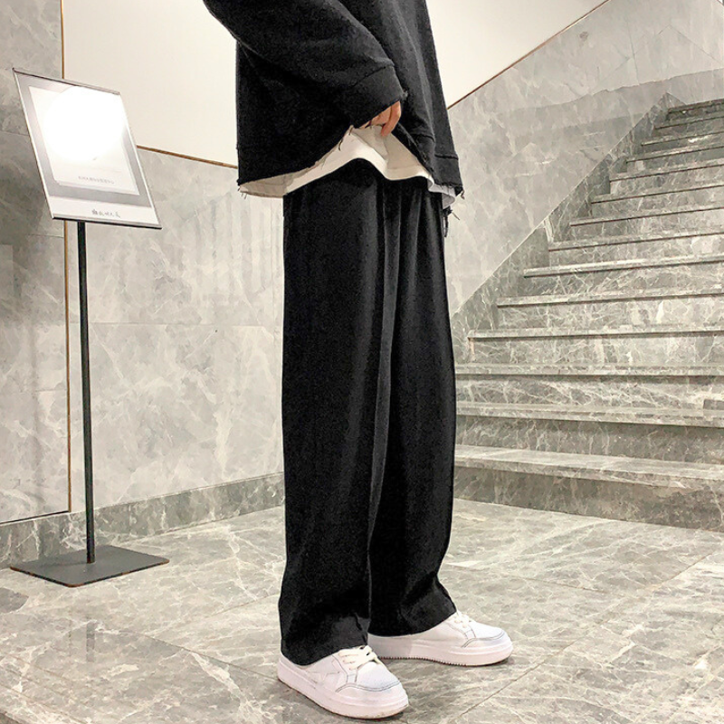 カジュアルにもモードにも合わせやすいブラックパンツ|スニーカーと好相性
