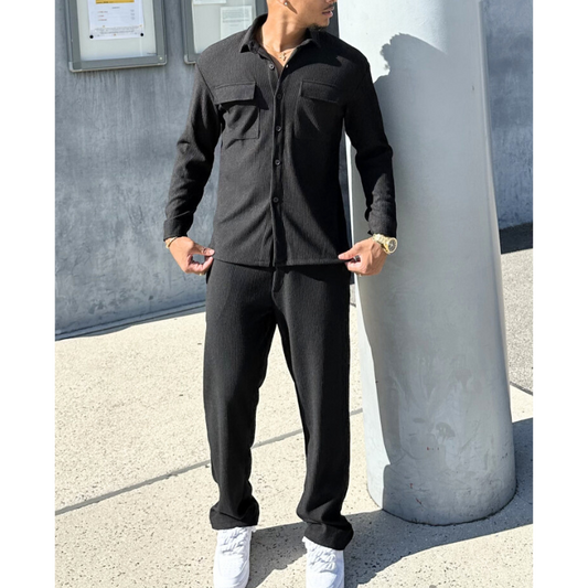 30代メンズに似合うブラックのリブ素材セットアップ。洗練された秋冬の街歩きコーデに最適