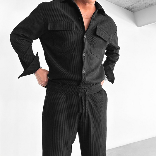 リラックスした雰囲気のブラックセットアップ。ワークシャツが程よい男らしさを演出。