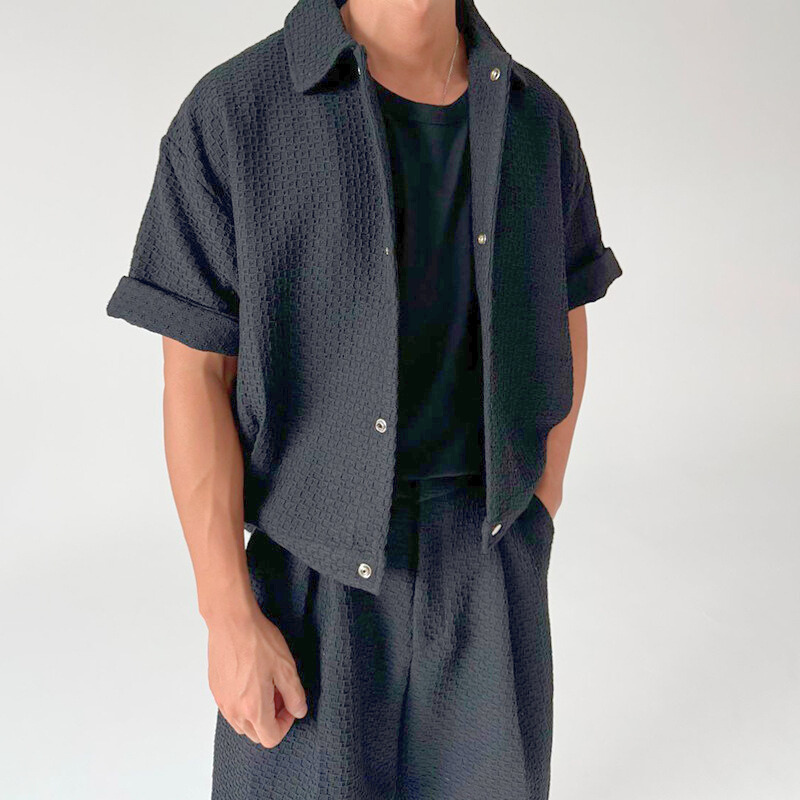 レイヤードシャツの着こなしで魅せる40代メンズの夏服