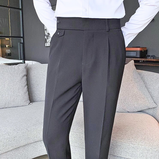 ウエストボタンが印象的なブラックスラックス