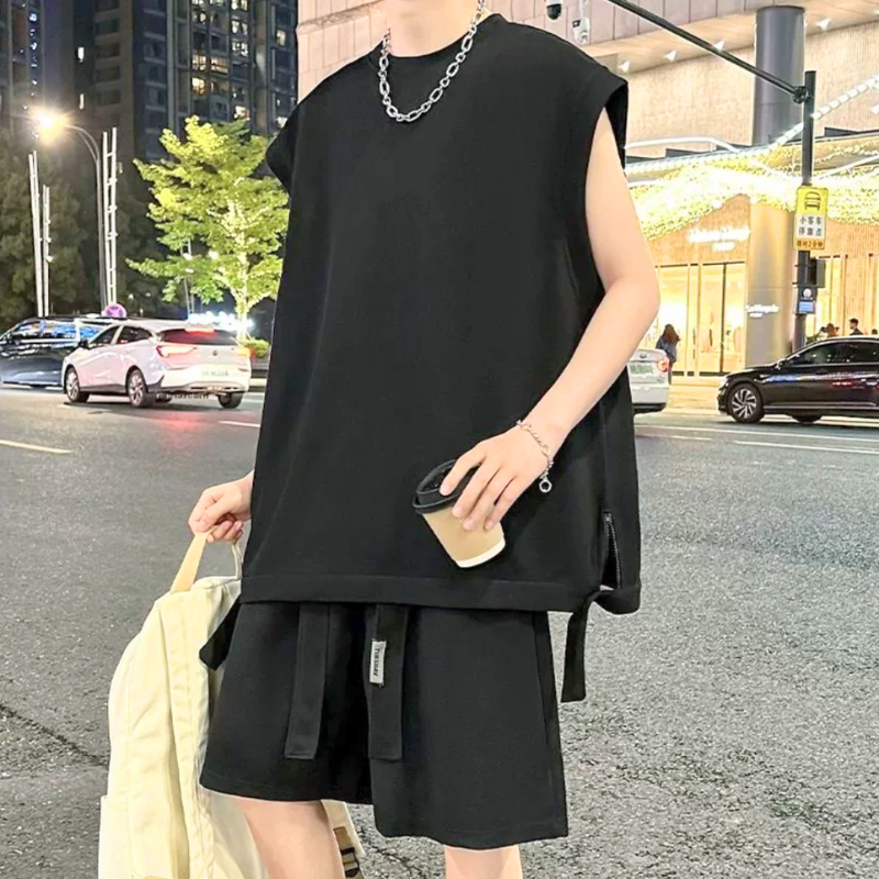 ブラックセットアップを着た30代メンズが街中を歩くシーン