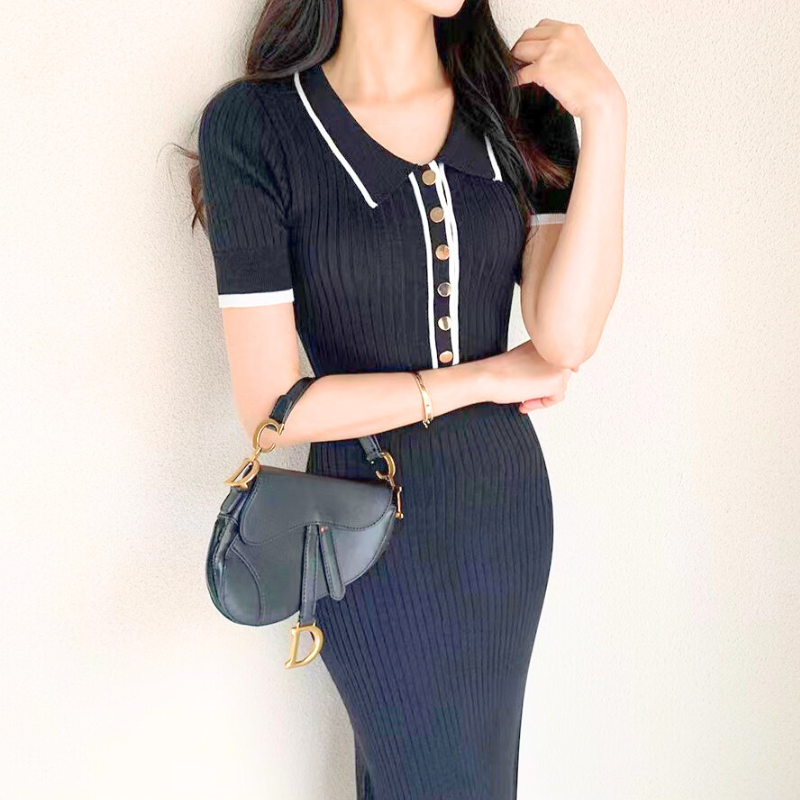 袖の配色が映えるブラックのサマーニットワンピース|ウエストマークで美シルエットに