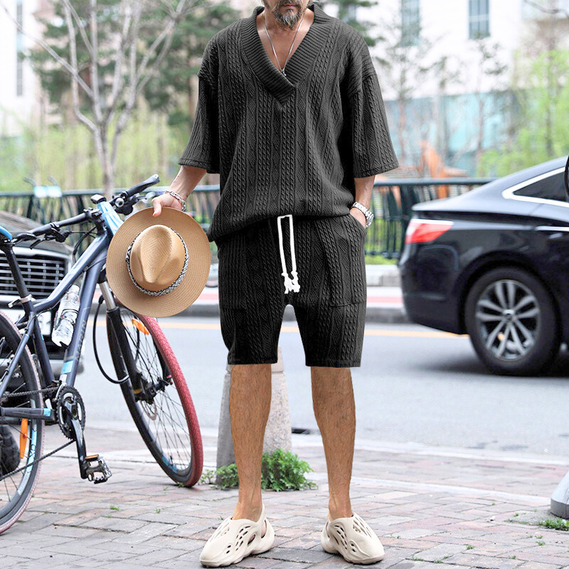 ブラックのセットアップで引き締まった印象の30代メンズ夏コーデ