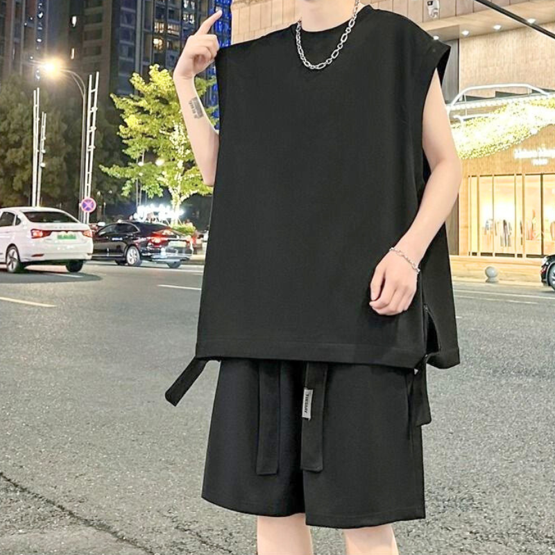 ブラックカラーのセットアップにアクセサリーを合わせた夜の都会コーデ