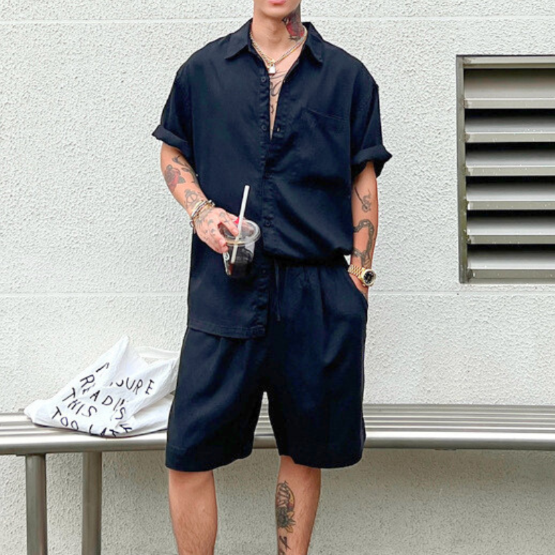 30代メンズ向けブラック サマーセットアップ 薄手ポリエステル素材 オープンカラーシャツ×ショートパンツ