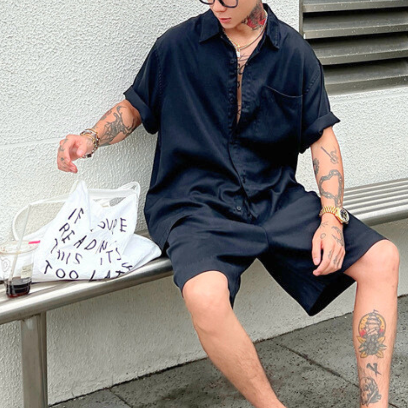 涼感×上品さを両立したブラック サマーセットアップ オープンカラーシャツ×ショートパンツ 30代メンズ向け