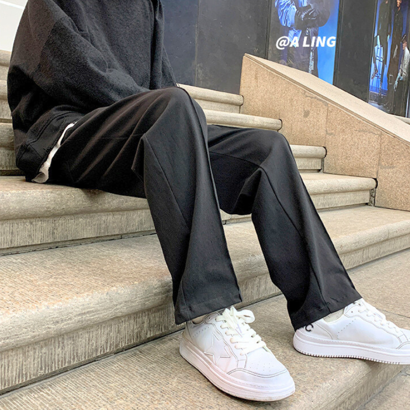階段で座ってもシルエットが崩れにくいラフな黒スウェットパンツ