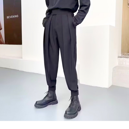 テーパードシルエットの黒ジョガーパンツを立ち姿で着用