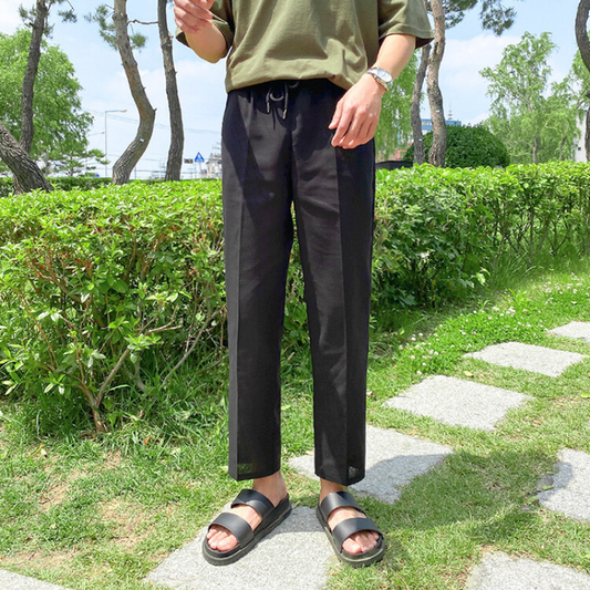 グリーンTシャツと合わせたブラックのノンアイロンテーパードパンツコーデ