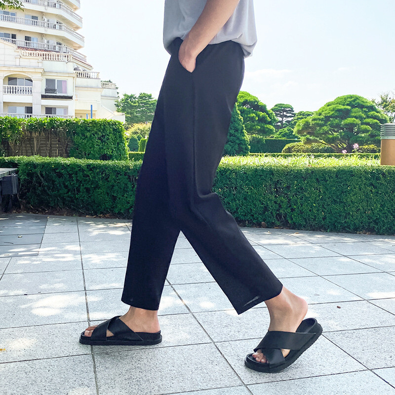 歩く動作でもシルエットが崩れにくい軽やかなブラックパンツ