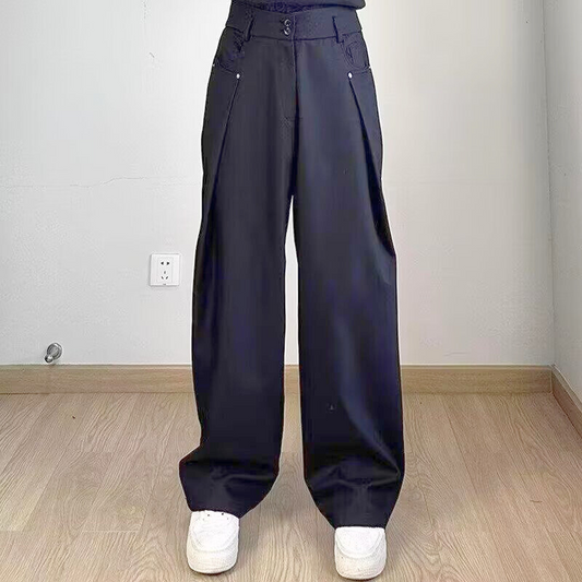 ブラックカラーのタックワイドパンツを着用した立ち姿