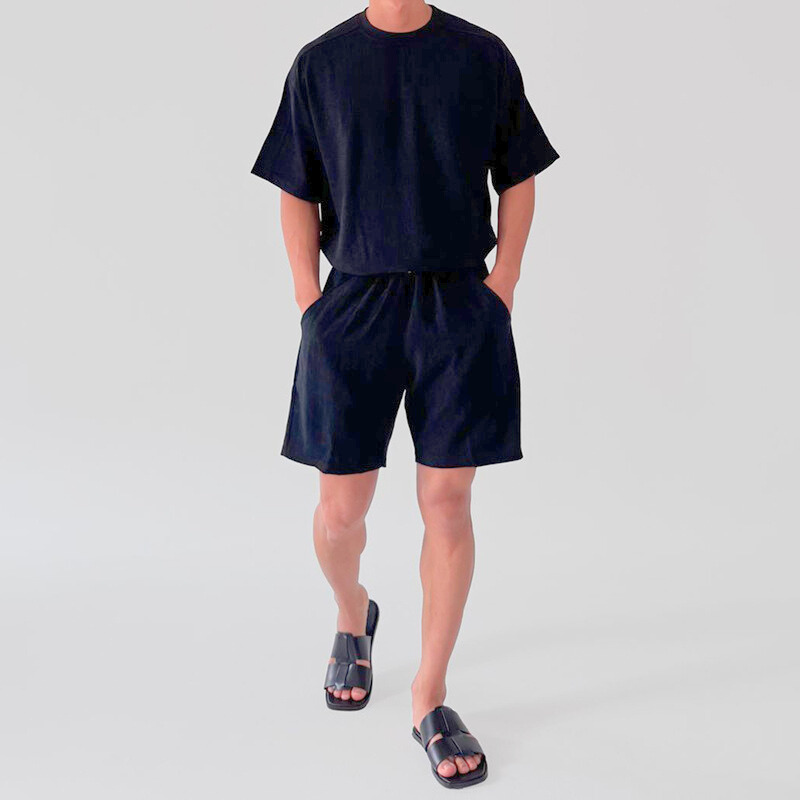 シンプルで都会的な着こなしを叶える夏のブラックセットアップ