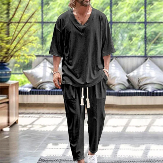 30代・40代メンズに人気のブラックVネックカットソーセットアップ 夏のリラックスコーデ