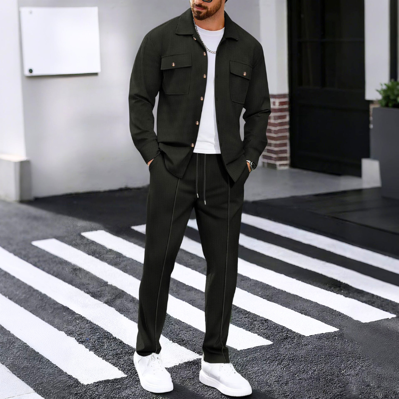 ブラックのワッフル素材セットアップを着こなす40代男性モデル
