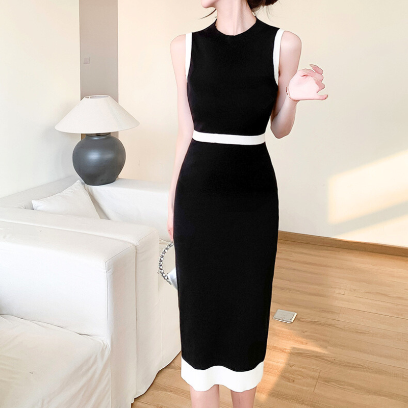 夏のディナーにぴったりなブラック配色ウエストマークリブニットワンピース 大人可愛い印象に
