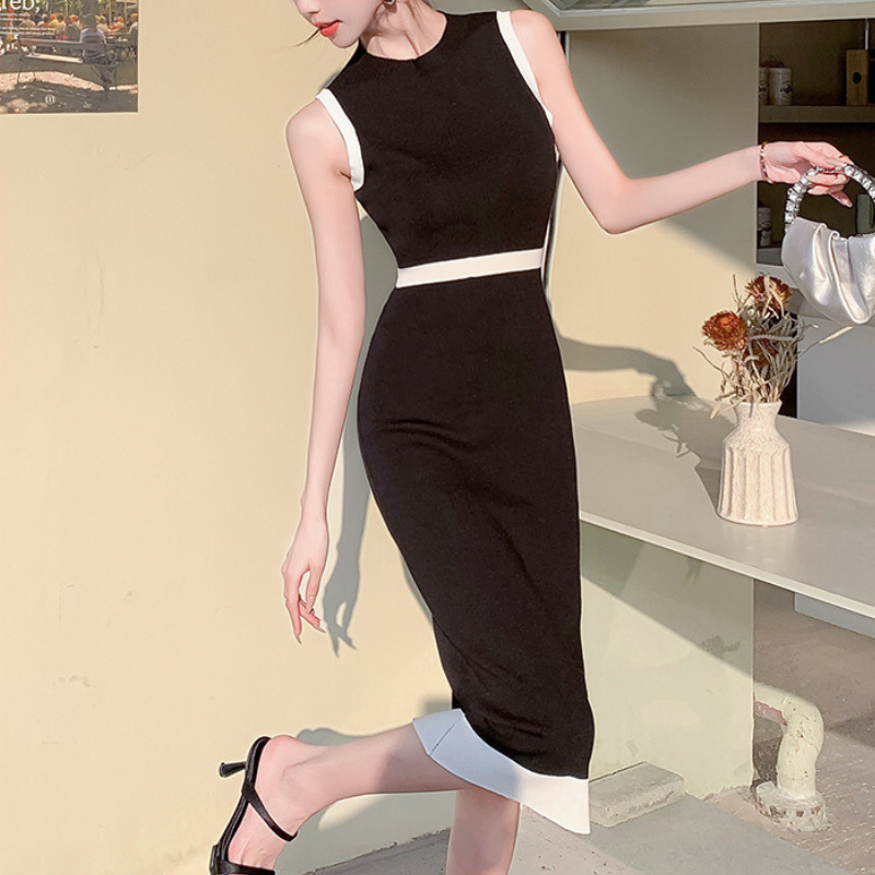 30代女性に似合うブラック配色ウエストマークノースリーブリブニットワンピース 夏デート服