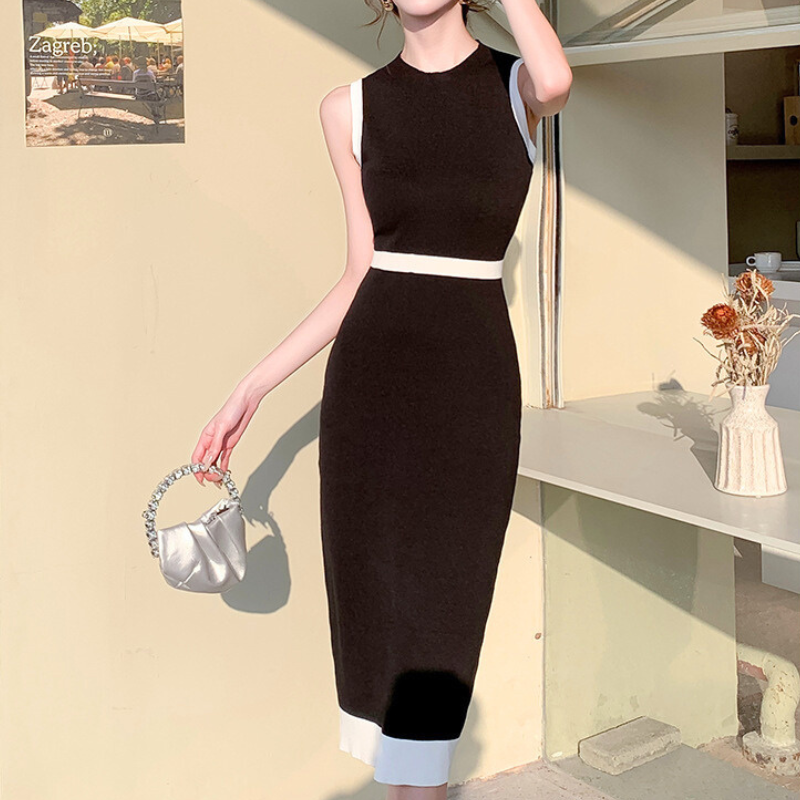 ブラック×ホワイト配色が映える細見えノースリーブリブニットワンピース 夏デートコーデ