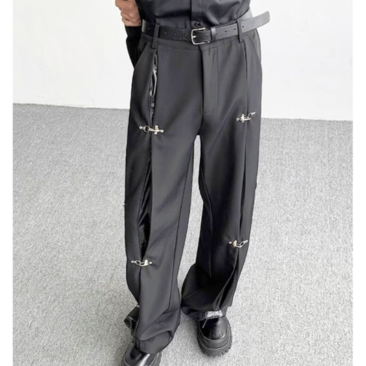 30代メンズ向けフェイクレザー切替金具ワイドパンツ|春夏秋冬の大人モードコーデに使える黒ワイドシルエット