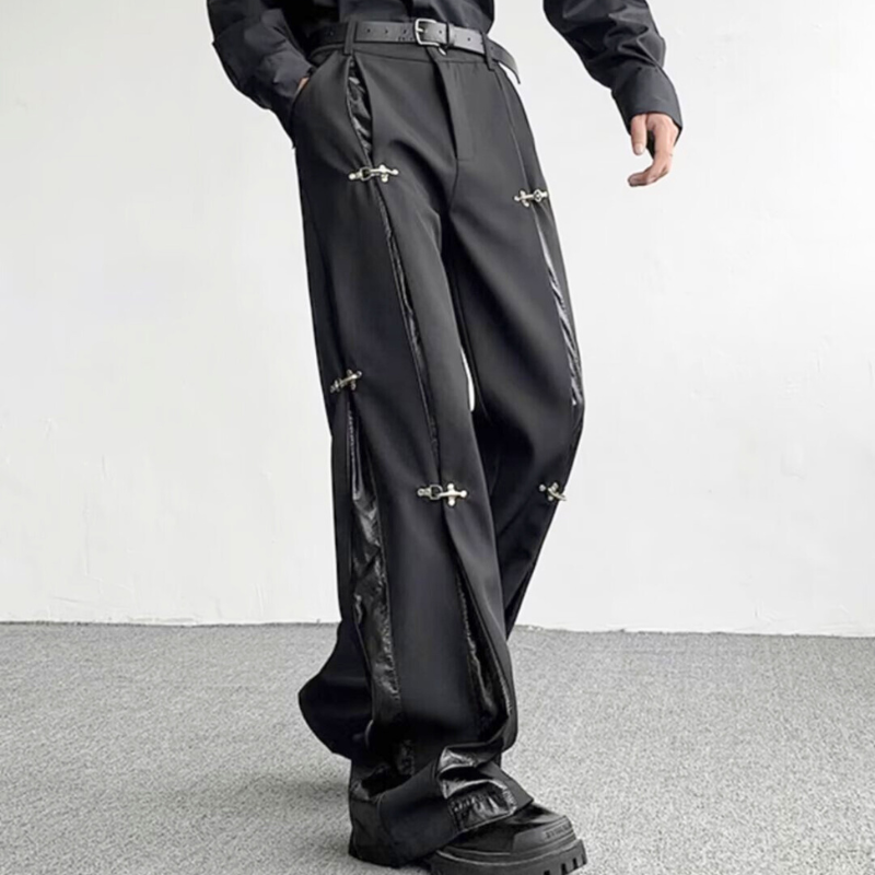 メンズ黒ワイドパンツのサイドシルエット|30代に人気のモード感あるフェイクレザー切替デザイン