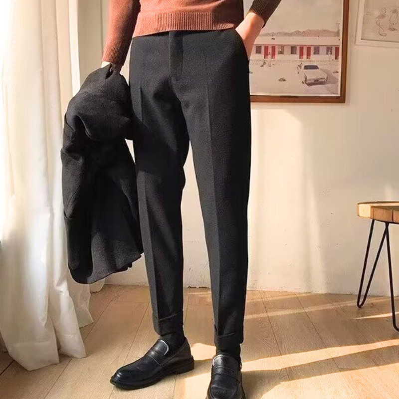 黒のウールテーパードパンツを穿いた30代メンズの秋冬コーデ