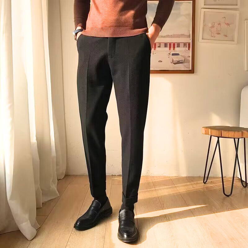 自宅で撮影された黒のテーパードパンツを使った上品コーデ