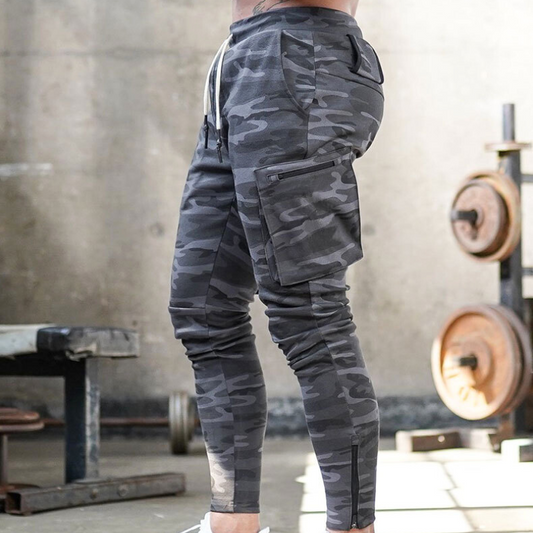 ワークアウトにも最適なブラック系の迷彩柄のスポーティーパンツ