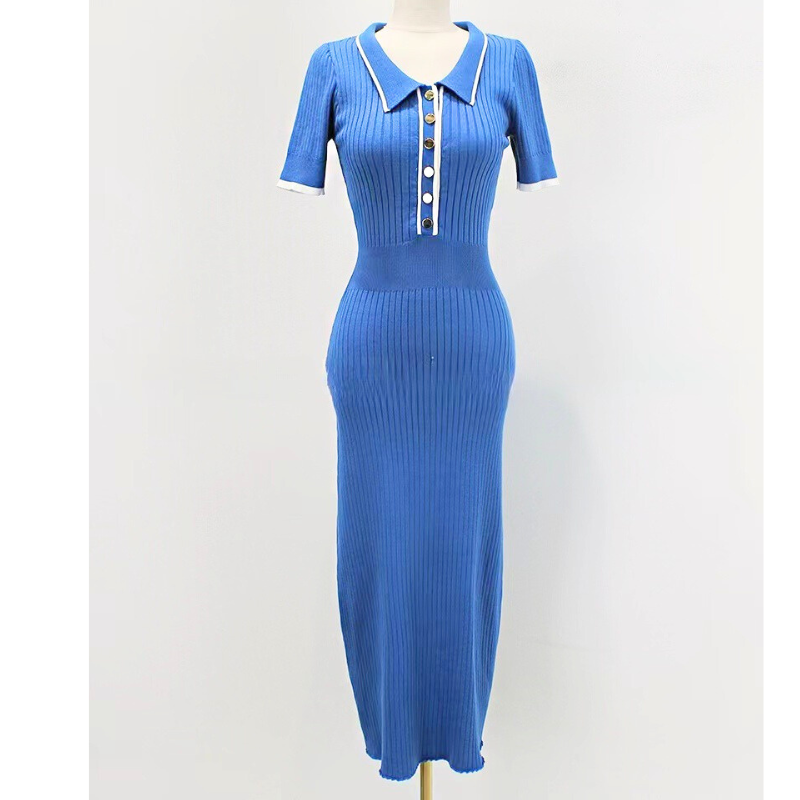 クラシカルな印象を与えるボタン付きブルーのワンピース(平置き)