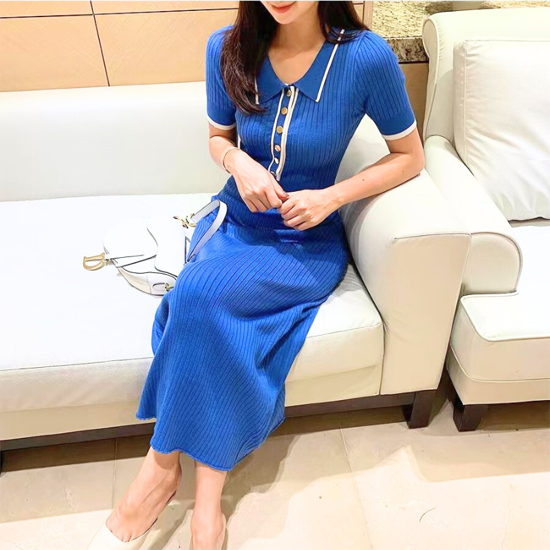 30代女性がソファに座って着こなす、鮮やかなブルーの襟付きリブワンピース