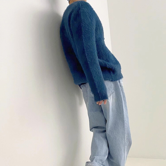 サイドから見たブルーのシャギーカーディガンの立体感と柔らかな素材感