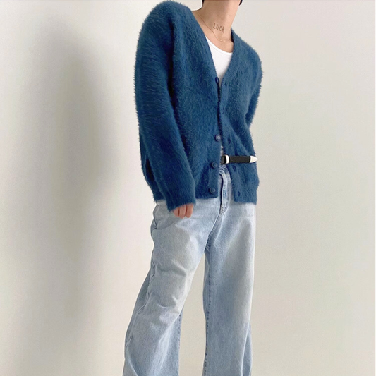 30代メンズが着こなすブルーのシャギーニットカーディガンコーデ(秋冬)