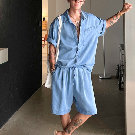 30代メンズに似合う薄手ポリエステル素材のサマーセットアップ ブルー オープンカラーシャツ×ショートパンツ 夏コーデ