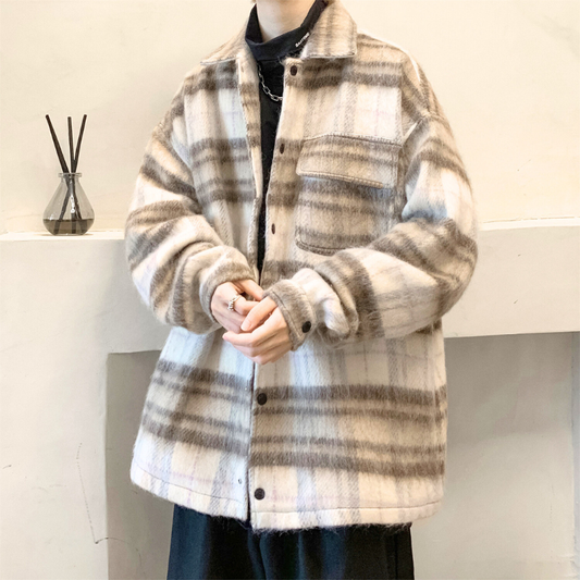 30代メンズ向けの秋冬チェックシャツジャケットを着用した前面スタイル