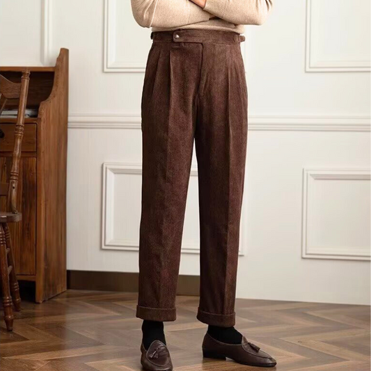 30代メンズに似合う秋冬ブラウンのコーデュロイパンツをストレートシルエットで品よく着こなしたコーデ