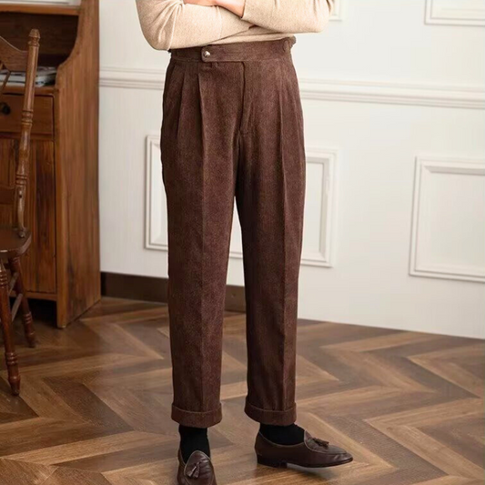 太畝ブラウンコーデュロイパンツをタックインして魅せる大人のきれいめカジュアル