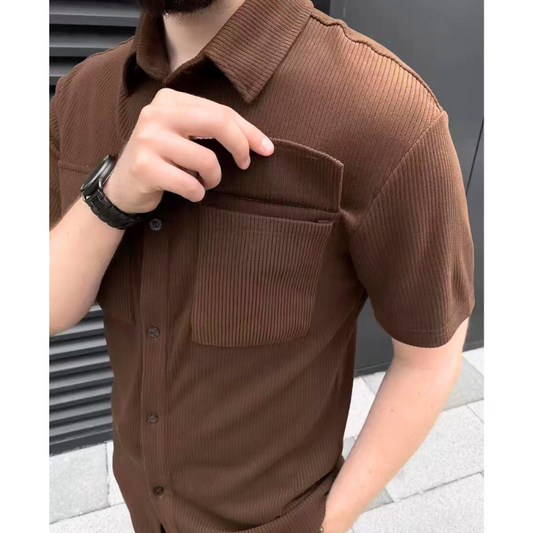 胸ポケットがアクセントのブラウン半袖シャツ。コーデュロイの素材感が春秋に映える