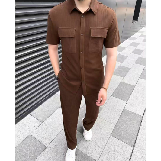 コーデュロイ素材のブラウンセットアップ。30代メンズの春秋コーデにぴったりの上品スタイル