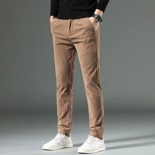 30代メンズ向けのブラウンコーデュロイストレートパンツを正面から着用した秋冬コーデ