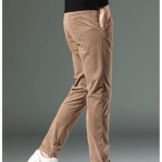 秋冬コーデに合うブラウンコーデュロイストレートパンツをサイドから撮影した写真