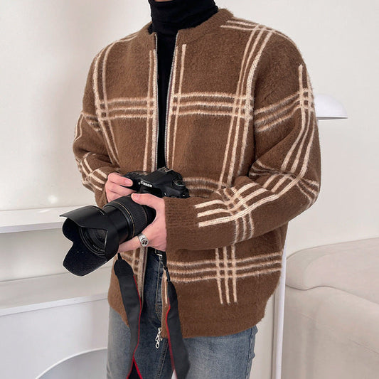 30代メンズにおすすめのブラウンチェック柄ニットジャケットを前開きで着用した秋冬コーデ例