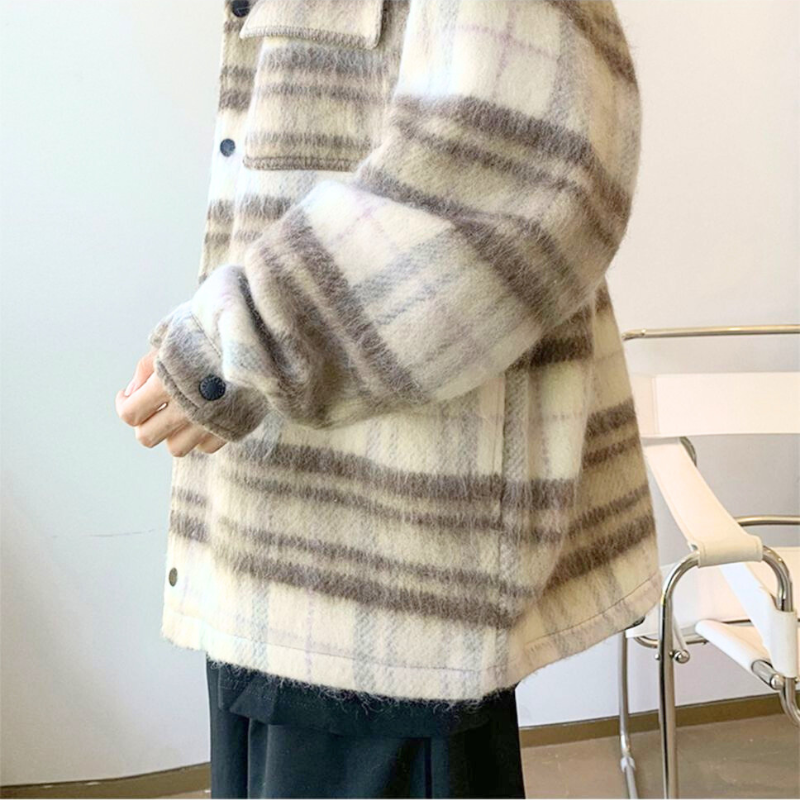 秋冬らしい厚手チェックシャツの横姿(ベージュ)