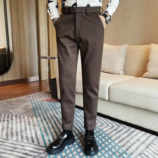 落ち着いたブラウンパンツ 着用イメージ(30代男性)