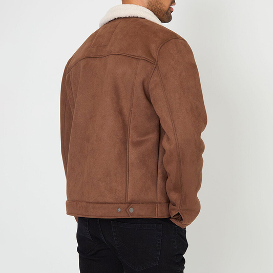 バックスタイルが印象的なフェイクスエードジャケット(ブラウン)|大人の男らしさを演出