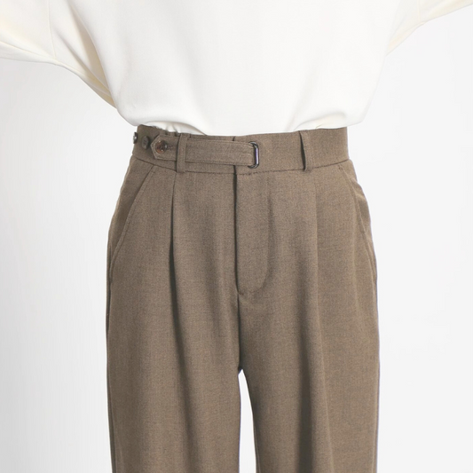 タック入りで腰まわりがゆったりとしたウール調スラックス