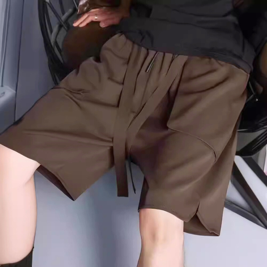 涼しげなブラウンカラーのアイスシルクショートパンツ。立体感のあるポケットでこなれ感を演出